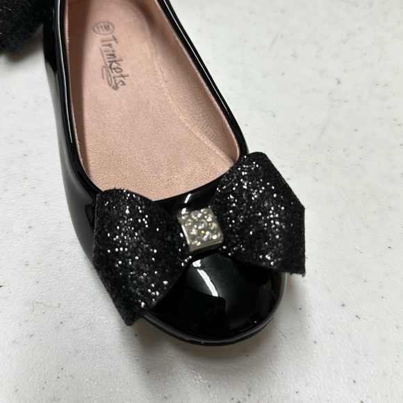 Trinkets little girl Size 11 Blackk shinny shoes with bow - Picture 3 of 8